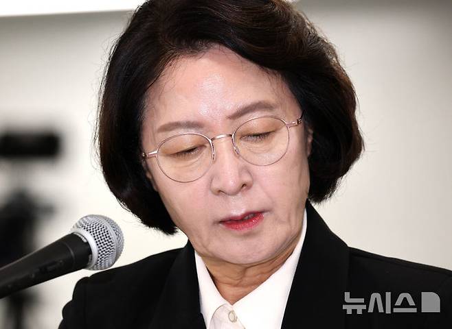 [수원=뉴시스] 김종택 기자 = 추미애 경기도지사가 19일 경기 수원시 경기도청에서 열린 국회 국토교통위원회의 경기도에 대한 국정감사에서 자료를 살펴보고 있다. 2026.10.19. jtk@newsis.com