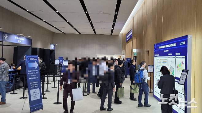 19일 개막한 2026 강릉 ITS 세계총회 행사장을 찾아 등록을 하고 있는 참가자들. 전영래 기자