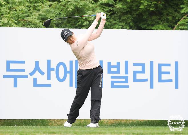 드라이버 샷 하는 안선주. 2009년 KLPGA 투어에서 평균 드라이버 샷 265야드로 장타 1위에 오르기도 했었다. 사진 제공=KLPGA