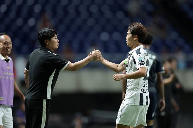 묵묵히 헌신하는 서울 주장 김진수(오른쪽)에 대한 김기동 감독의 애정은 각별하다. 사진제공｜한국프로축구연맹