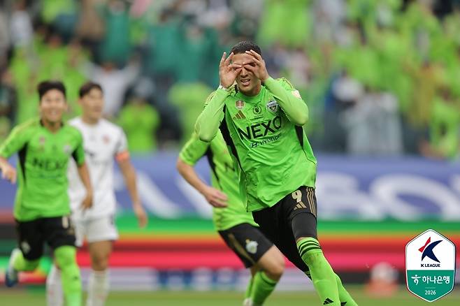 전북 현대 티아고가 18일 전주월드컵경기장에서 열린 제주 SK와 하나은행 K리그1 2026 32라운드 경기에서 골을 넣은 뒤 세리머니를 하고 있다.  프로축구연맹 제공