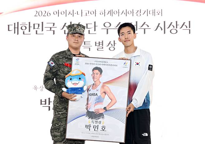▲ 국군체육부대 소속인 박민호(오른쪽)와 해병대 이종훈 상사. ⓒ대한체육회