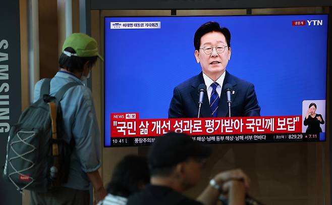 한나 아렌트는 극단주의 세력이 집권할 수 있었던 덴 사회에 절망하고 파편화돼 정치에 무관심해진 대중이 있다고 지적했다.[사진｜뉴시스]