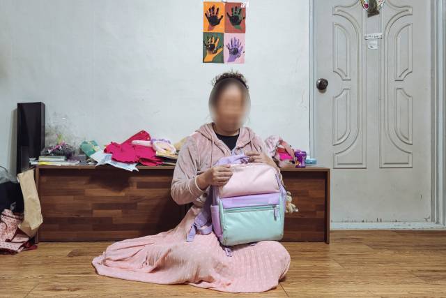 김윤희(46·가명) 씨가 초등학생 딸의 가방을 끌어안고 미래를 걱정하고 있다. 김지효 기자