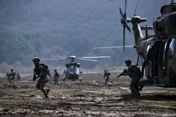 한국군과 미군 병사들이 파주에서 진행 중인 한미 군사연습 도중 군용 헬기에서 내리고 있다. 2025년. 연합뉴스