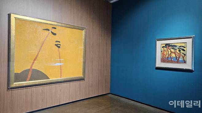 임직순의 ‘소나무가 있는 풍경’(1989, 130.3×162.2㎝·왼쪽)과 ‘풍경’(1990, 45.5×53㎝). 만년에 접어들면서 대상의 형체는 덜어내고 색에 더 집중했다(사진=오현주 문화전문기자).