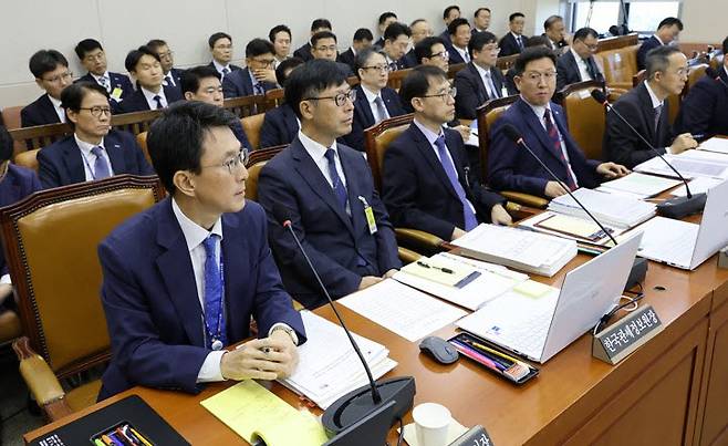 박종원 한미전략투자공사 사장(왼쪽)이 20일 국회 재정경제기획위원회에서 열린 한국수출입은행 등에 대한 국정감사에서 의원 질의에 답하고 있다.(사진=연합뉴스)