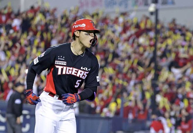 20일 잠실야구장에서 열린 KBO 프로야구 포스트시즌 준플레이오프 3차전 KIA 타이거즈와 LG 트윈스의 경기. 2회초 1사 만루 상황에서 KIA 김도영이 만루 홈런을 친 뒤 환호하고 있다. 사진=연합뉴스