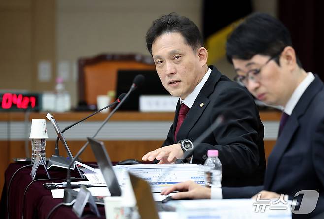 김태규 국민의힘 의원이 20일 대구 수성구 범어동 대구고등법원에서 열린 국회 법제사법위원회(법사위)의 대구고등·지방·가정·회생법원, 부산고등·지방·가정·회생법원, 울산지방·가정법원, 창원지방법원에 대한 2026년도 국정감사에서 질의하고 있다. 2026.10.20 ⓒ 뉴스1 공정식 기자