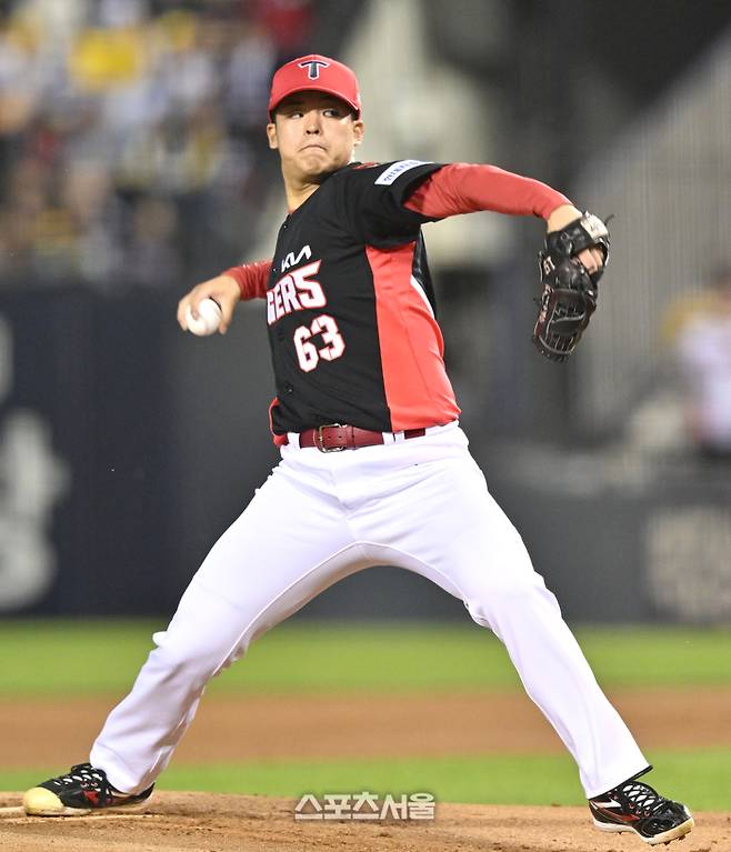 KIA 선발투수 시라카와가 20일 서울 잠실구장에서 열린 LG와의 2026 KBO 포스트시즌 준플레이오프 3차전에서 역투하고 있다. 잠실 | 최승섭기자 thunder@sportsseoul.com