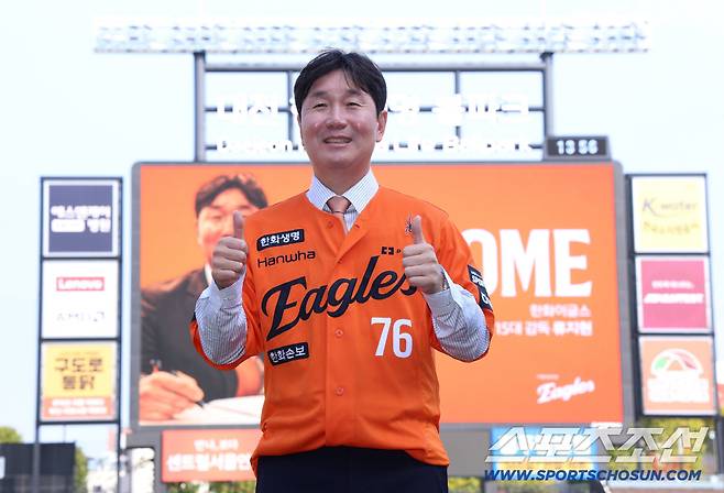 16일 대전 한화생명볼파크에서 한화 이글스 류지현 신임감독 취임식이 열렸다. 대전 볼파크에서 한화 유니폼을 입고 포즈를 취하는 류지현 감독. 대전=송정헌 기자songs@sportschosun.com/2026.10.16/