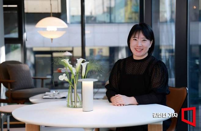 이수현 프리츠한센코리아 지사장이 서울 서초구 지사에서 아시아경제와 만나 포즈를 취하고 있다. 김현민 기자