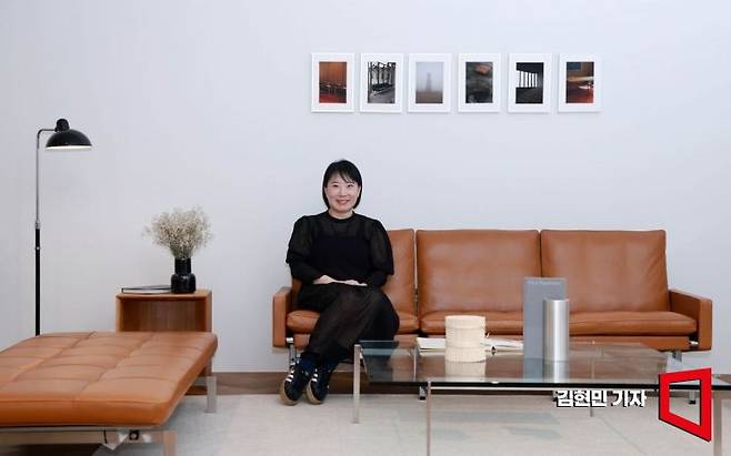 이수현 프리츠한센코리아 지사장이 서울 서초구 지사에서 아시아경제와 만나 포즈를 취하고 있다. 김현민 기자