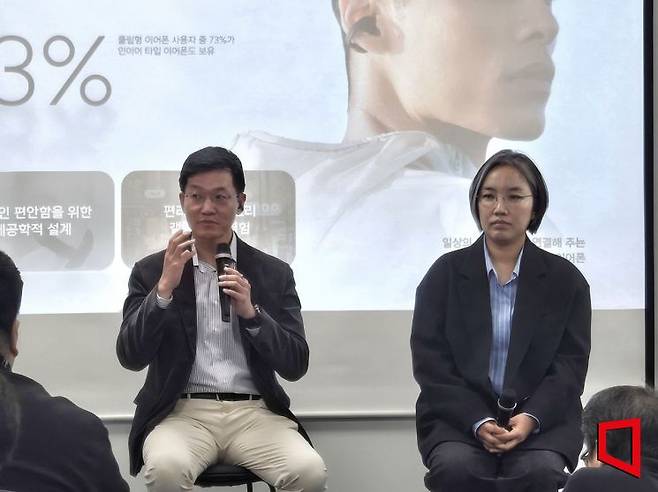 삼성전자 MX사업부 웨어러블상품기획그룹 이명환 그룹장(왼쪽)과 남현정 프로가 20일 서울 태평로빌딩에서 '갤럭시 버즈 온' 개발 스토리 관련 질의응답을 하고 있다. 노경조 기자