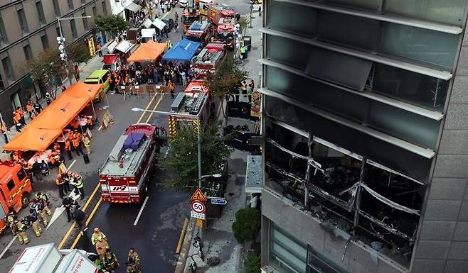 20일 서울 강남구 역삼동의 한 상가에서 화재가 발생해 소방대원들이 화재 진압을 하고 있다. ⓒ뉴시스