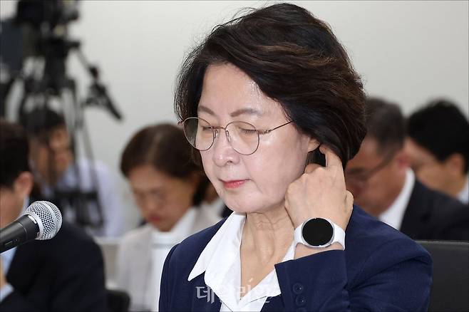 추미애 경기도지사가 10월 13일 경기 수원시 영통구 경기도청에서 열린 경기도에 대한 2026년도 국정감사에서 머리를 긁적이고 있다. ⓒ데일리안 홍금표 기자
