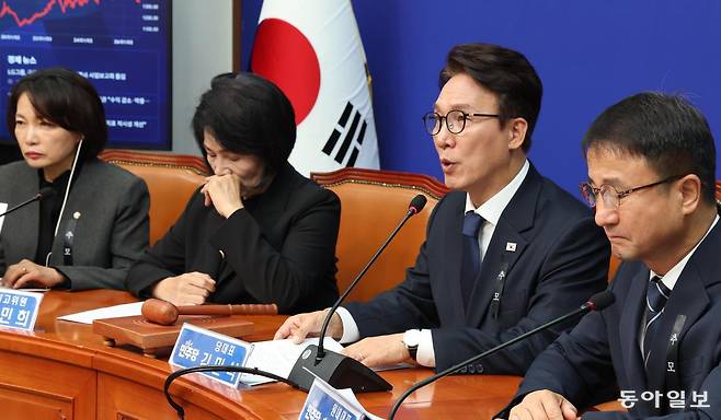 더불어민주당 김민석 대표(왼쪽에서 세 번째)가 19일 최고위원회의에서 발언하는 모습. 김 대표는 이날 ‘민주당TV’에서 추미애 경기도지사의 ‘소방 빨대’ 발언 논란과 관련해 “지금은 무엇보다 국민의 마음을 잘 헤아려서 국민의 맘이 풀릴 때까지 할 수 있는 노력을 다하는 게 우선”이라며 “당사자의 사과가 있는 게 좋겠다는 요청을 다양한 방식으로 했다”고 말했다. 이훈구 기자 ufo@donga.com