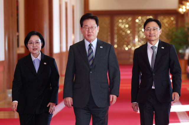 이재명 대통령이 20일 청와대에서 열리는 국무회의에 한성숙(왼쪽) 국무총리, 임광현(오른쪽) 신임 대통령비서실장과 함께 입장하고 있다. [연합뉴스]