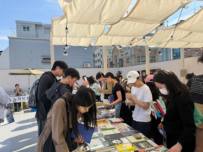 17일 서울 마포구 푸른숲 출판사 사옥에서 '제1회 합정 책 교환 나눔 마켓'이 열리고 있다. 푸른숲 제공