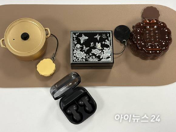 삼성전자 갤럭시 버즈 온 이어폰과 충전 케이스. [사진=권서아 기자]
