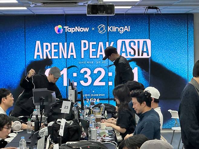 17일 오후 7시, 작품 제출 제한 시간을 1분여 남겨놓고 참가자들이 제출 작업을 마무리하고 있다. 사진 나원정