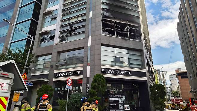 20일 서울 강남구 역삼동에 위치한 고층빌딩에서 화재가 발생해 시민들이 대피에 나섰다. 이규림 기자