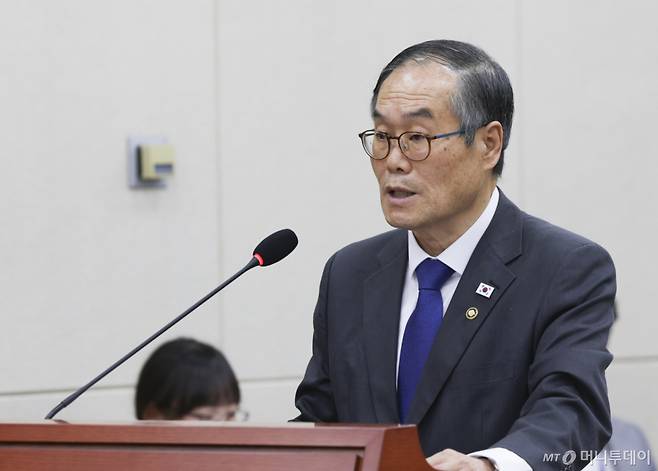 [서울=뉴시스] 김근수 기자 = 이용철 방위사업청장이 13일 오전 서울 여의도 국회에서 열린 국방위원회 국정감사에서 업무보고를 하고 있다. 2026.10.13. ks@newsis.com