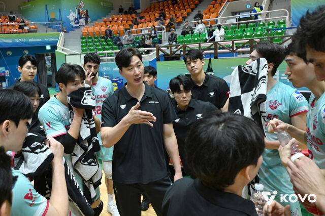 우리카드 박철우 감독이 20일 여수 진남체육관에서 열린 2026 여수·NH농협컵 프로배구대회 조별리그 B조 KB손해보험전 도중 선수들에게 지시를 내리고 있다./한국배구연맹 제공