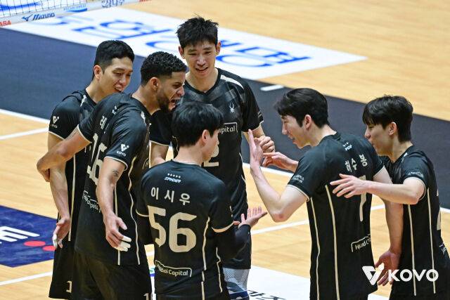 현대캐피탈이 20일 여수 진남체육관에서 열린 2026 여수·NH농협컵 프로배구대회 조별리그 A조 삼성화재전에서 득점 이후 환호하고 있다./한국배구연맹 제공