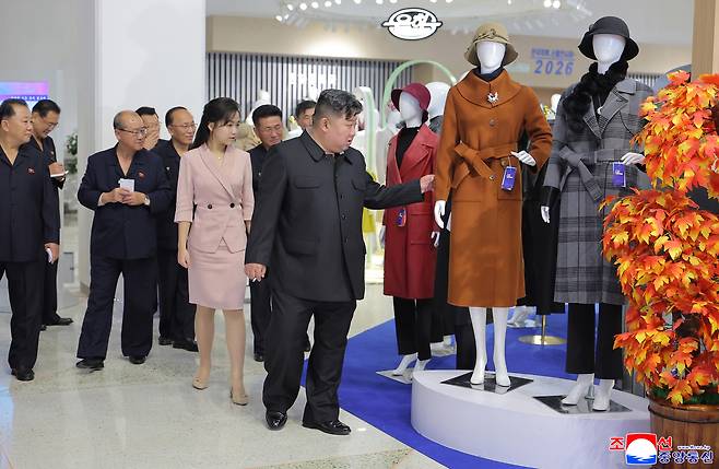김정은 북한 국무위원장이 지난 19일 딸 주애, 부인 리설주 여사와 함께 ‘새 제품 개발과 질 제고 열풍’을 주제로 열리는 경공업 부문 피복ㆍ신발 전시회장을 돌아봤다고 조선중앙통신이 20일 보도했다. 2026.10.20  [재배포 금지·연합]