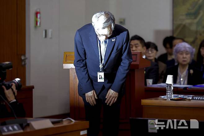 [서울=뉴시스] 정병혁 기자 = 유홍준 국립중앙박물관장이 19일 서울 여의도 국회에서 열린 문화체육관광위원회의 문화체육관광부 산하 공공기관 및 유관기관 국정감사에서 ‘친일파 글씨 추천 논란’과 관련해 사과를 하고 있다. 2026.10.19. jhope@newsis.com