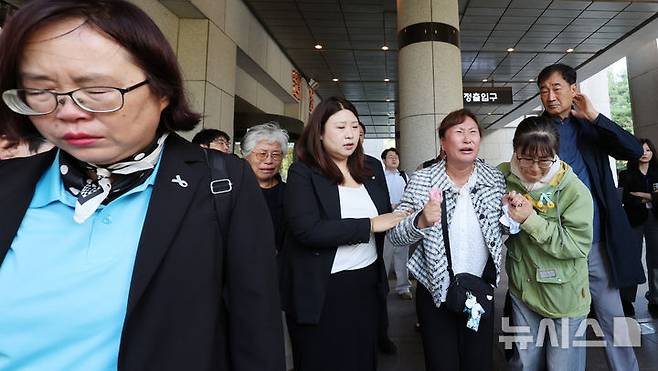 [서울=뉴시스] 박주성 기자 = 2024년 6월 리튬 1차전지 제조 공장에서 발생한 폭발·화재 사고로 23명의 사망자를 낸 '아리셀 참사'의 책임자로 지목된 박순관 아리셀 대표이사가 2심에서 감형된 징역 4년을 확정받은 20일 서울 대법원에서 유가족이 법정을 나서며 오열하고 있다. 2026.10.20.park7691@newsis.com