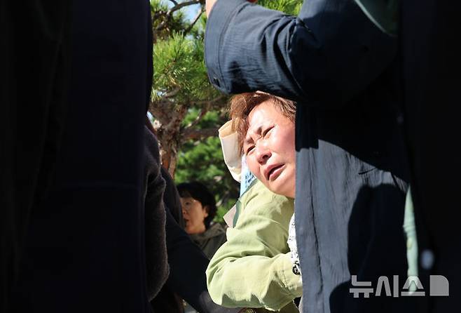 [서울=뉴시스] 박주성 기자 = 2024년 6월 리튬 1차전지 제조 공장에서 발생한 폭발·화재 사고로 23명의 사망자를 낸 '아리셀 참사'의 책임자로 지목된 박순관 아리셀 대표이사가 2심에서 감형된 징역 4년을 확정받은 20일 서울 대법원에서 유가족이 기자회견 도중 땅바닥에 주저앉고 있다. 2026.10.20.park7691@newsis.com