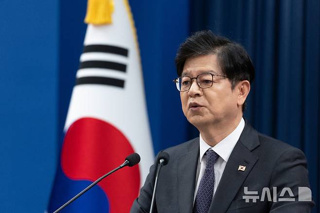 [서울=뉴시스] 조성봉 기자 = 성기홍 홍보소통수석이 1일 청와대 춘추관에서 신임 정책실장 등 인사 관련 브리핑을 하고 있다. (청와대통신사진기자단) 2026.10.01.  suncho21@newsis.com