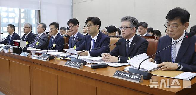 [서울=뉴시스] 최진석 기자 = 고상백(오른쪽 세번째) 한국보건산업진흥원장이 20일 여의도 국회에서 열린 보건복지위원회의 한국보건산업진흥원 등에 대한 국정감사에 출석해 발언하고 있다. 2026.10.20. myjs@newsis.com