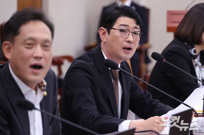 법제사법위원회 국정감사에서 국민의힘 주진우 의원이 자신의 질의시간에 발언을 하고 있는 모습.  윤창원 기자