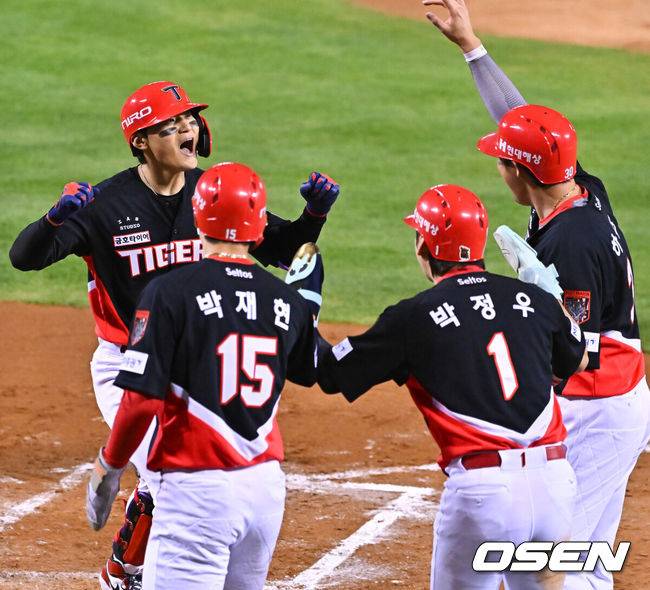 [OSEN=잠실, 박준형 기자] 20일 서울 송파구 잠실야구장에서 2026 신한 SOL KBO 준플레이오프 3차전 LG 트윈스와 KIA 타이거즈의 경기가 열렸다. 홈팀 LG는 카라스코, KIA는 시라카와를 선발투수로 내세웠다.2회초 1사 만루 KIA 김도영이 만루홈런을 날리고 동료들과 기뻐하고 있다.     2026.10.20 / soul1014@osen.co.kr
