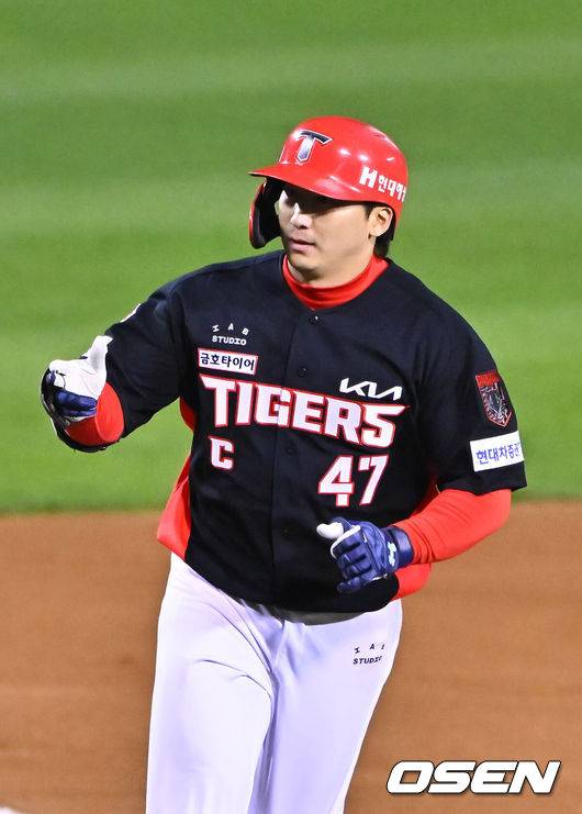 [OSEN=잠실, 박준형 기자] 20일 서울 송파구 잠실야구장에서 2026 신한 SOL KBO 준플레이오프 3차전 LG 트윈스와 KIA 타이거즈의 경기가 열렸다. 홈팀 LG는 카라스코, KIA는 시라카와를 선발투수로 내세웠다.6회초 2사 KIA 나성범이 솔로 홈런을 날리고 베이스를 돌고 있다.      2026.10.20 / soul1014@osen.co.kr