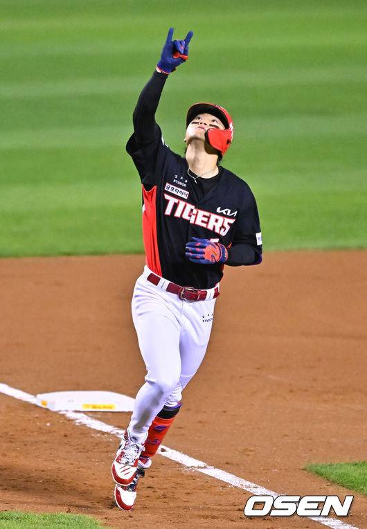 [OSEN=잠실, 박준형 기자] 20일 서울 송파구 잠실야구장에서 2026 신한 SOL KBO 준플레이오프 3차전 LG 트윈스와 KIA 타이거즈의 경기가 열렸다. 홈팀 LG는 카라스코, KIA는 시라카와를 선발투수로 내세웠다.2회초 1사 만루 KIA 김도영이 만루홈런을 날리고 베이스를 돌고 있다   2026.10.20 / soul1014@osen.co.kr