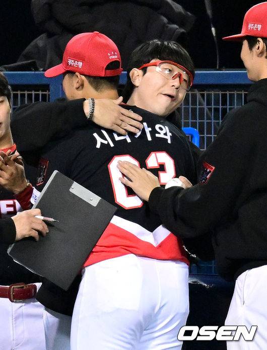 [OSEN=잠실, 최규한 기자] 20일 서울 잠실야구장에서 ‘2026 신한 SOL KBO 준플레이오프’ 3차전 LG 트윈스와 KIA 타이거즈의 경기가 열렸다.벼랑 끝에 몰린 LG는 카를로스 카라스코가 선발로 나선다. 광주 홈에서 열린 2경기를 모두 잡아낸 KIA는 시라카와 게이쇼를 선발로 내세웠다. 6회초 무사 2 3루 상황 KIA 선발 시라카와가 마운드를 내려가며 양현종과 인사를 나누고 있다. 2026.10.20 / dreamer@osen.co.kr
