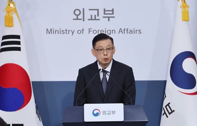 정부, 우크라이나 공관원 일부 철수 - 박두순 외교부 대변인이 20일 서울 종로구 정부서울청사 외교부에서 열린 정례브리핑에서 우크라이나 전역에 걸친 공습 위협이 상존해 안전 확보가 어려운 점 등을 고려,  공관원 일부 철수를 결정했다고 밝히고 있다.  연합뉴스
