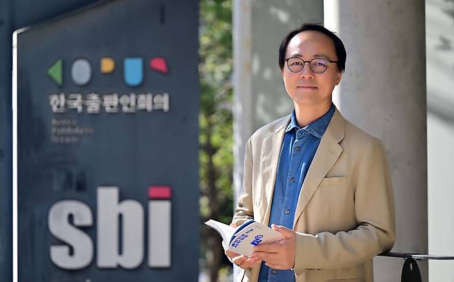 홍영완 한국출판인회의 회장이 최근  서울 마포구 한국출판인회의 회관에서 서울경제신문과 인터뷰에 앞서 포즈를 취하고 있다. 권욱 기자