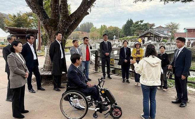충남도의회 예산결산특별위원회 위원들이 19일 아산시 외암마을을 방문해 현지 관계자로부터 현황을 보고받고 있다. ⓒ충남도의회 제공