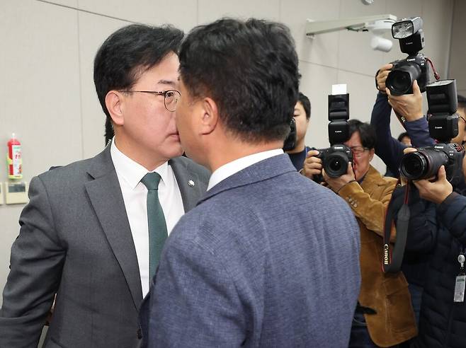 송언석 국민의힘 원내대표와 이기헌 더불어민주당 의원이 지난해 11월6일 서울 여의도 국회에서 열린 운영위원회의 대통령비서실과 국가안보실, 대통령경호처 등에 대한 국정감사에서 여야 설전으로 정회된 직후 이른바 '배치기'를 하며 충돌하고 있다. ⓒ연합뉴스