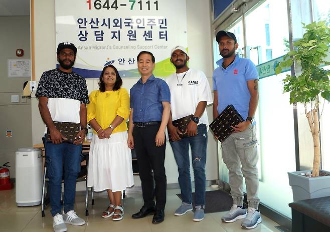 조종사 구한 스리랑카 노동자 3명 전투기 조종사를 구출한 스리랑카 노동자들과 상담원 서아이라와 센터장. [안산시외국인주민상담지원센터 제공]