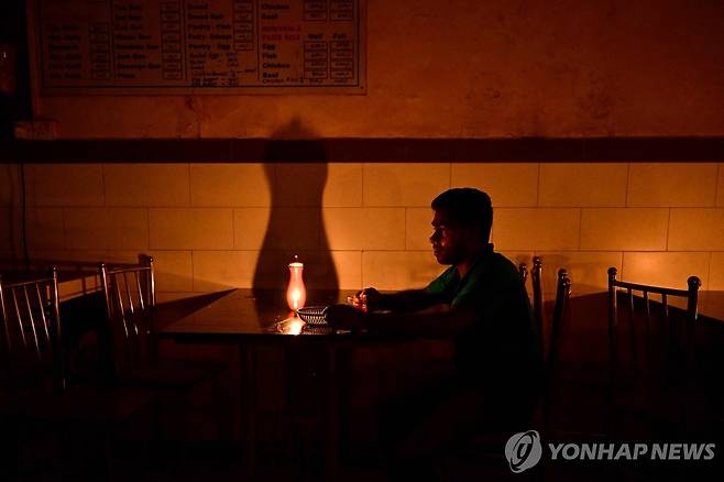 전력배급제 실시 첫날인 19일 콜롬보의 한 호텔 [AFP=연합뉴스. 재판매 및 DB 금지]