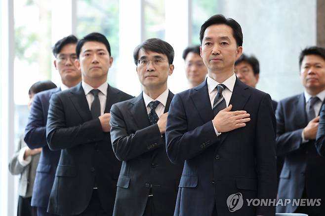 국민의례 하는 김지용 중대범죄수사청장 (서울=연합뉴스) 김도훈 기자 = 김지용 초대 중대범죄수사청장(오른쪽)이 20일 서울 중구 중대범죄수사청(중수청)에서 열린 취임식에서 국기에 경례하고 있다. 2026.10.20 superdoo82@yna.co.kr