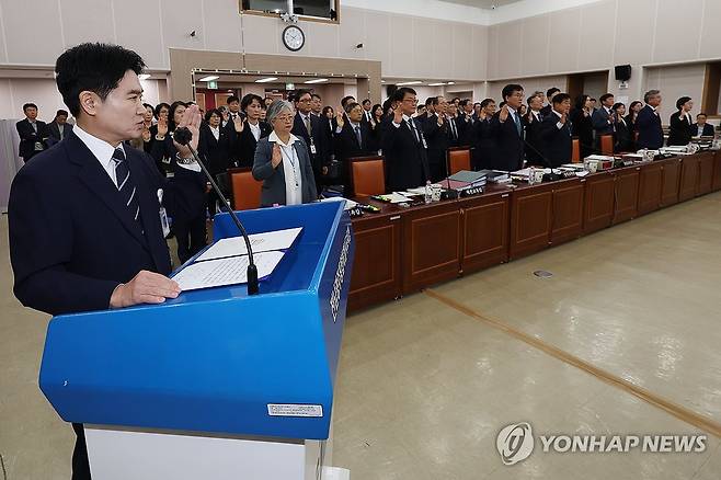 국회 교육위원회의 국정감사 증인 선서 (전남광주=연합뉴스) 민현기 기자 = 20일 오전 전남광주 무안군 삼향읍 전남광주통합교육청 전남청사에서 열린 국회 교육위원회 국정감사에서 김대중 통합시 교육감, 천호성 전북도 교육감, 고의숙 제주도 교육감, 이병도 충남도 교육감, 윤건영 충북도 교육감, 오석진 대전시 교육감, 강미애 세종시 교육감이 증인 선서를 하고 있다. 2026.10.20 mhk0226@yna.co.kr