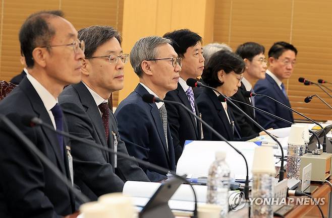 국정감사에서 질의 듣는 법원장들 (전남광주=연합뉴스) 조남수 기자 = 20일 전남광주통합특별시 동구 광주고등법원에서 열린 국회 법제사법위원회의 대전고등법원과 광주고법, 특허법원, 대전지법, 청주지법, 광주지법, 전주지법, 제주지법 등에 대한 국정감사에서 법원장들이 위원의 질의를 듣고 있다. 2026.10.20 iso64@yna.co.kr