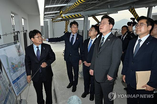3기 신도시 현장시찰 나선 이재명 대통령 (인천=연합뉴스) 신준희 기자 = 이재명 대통령이 20일 인천 계양 공공주택지구를 찾아 3기 신도시 현장 시찰을 하고 있다. 2026.10.20 [청와대통신사진기자단] hama@yna.co.kr